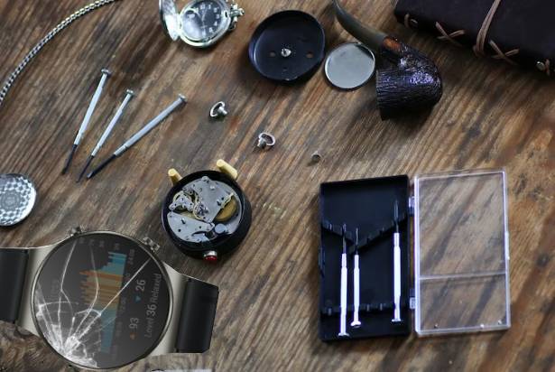 Put the watch on a flat surface with the screen facing up [How to Fix a Cracked Smart Watch Screen]